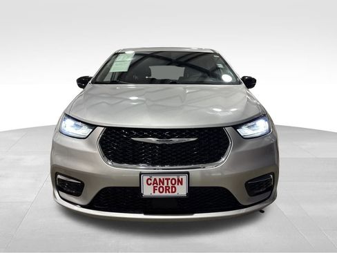 Used 2024 Chrysler Pacifica Touring-L image 8