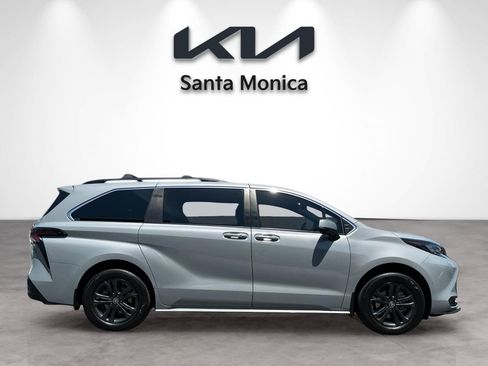 Used 2024 Toyota Sienna XLE Woodland Edition AWD/4WD image 7