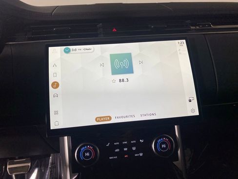 Used 2023 Land Rover Range Rover Long Wheelbase SE image 19