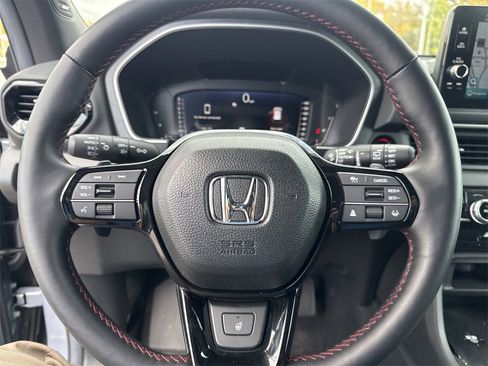 Used 2025 Honda Pilot Black Edition image 17