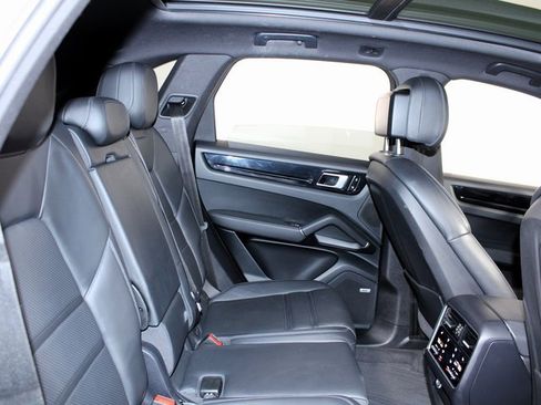 Used 2019 Porsche Cayenne E-Hybrid image 25