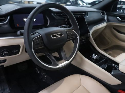 Used 2025 Jeep Grand Cherokee Limited image 10