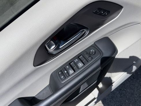 Used 2023 Chrysler Pacifica Touring-L FWD image 11