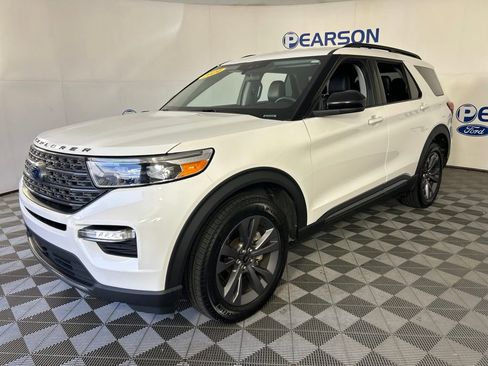 Used 2024 Ford Explorer XLT w/ Equipment Group 202A AWD/4WD image 1