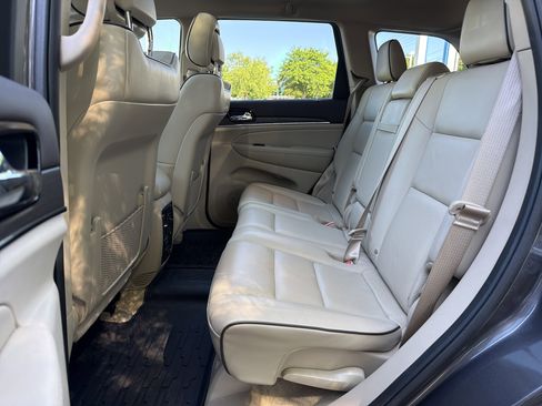 Used 2019 Jeep Grand Cherokee Overland AWD/4WD image 31