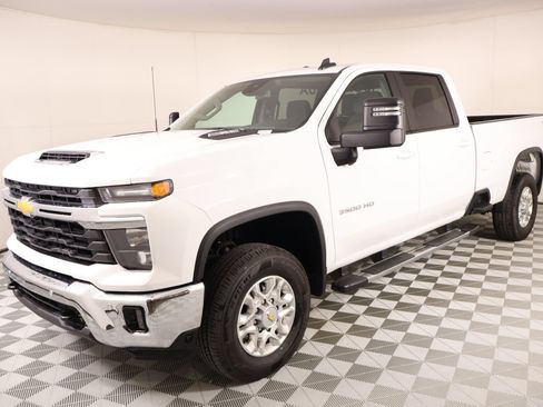 Used 2025 Chevrolet Silverado 3500 LT w/ Safety Package AWD/4WD image 11