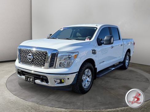 Used 2017 Nissan Titan SV image 3