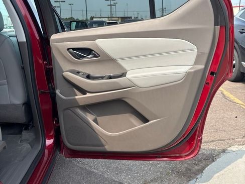 Used 2018 Chevrolet Traverse Premier w/ Driver Confidence II Package FWD image 27