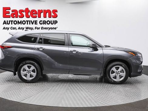 Used 2024 Toyota Highlander LE image 4