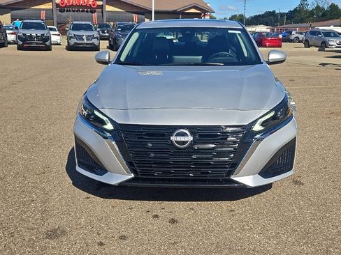 New 2025 Nissan Altima 2.5 SV image 2