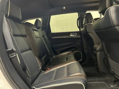 Used 2016 Jeep Grand Cherokee Overland AWD/4WD image 9