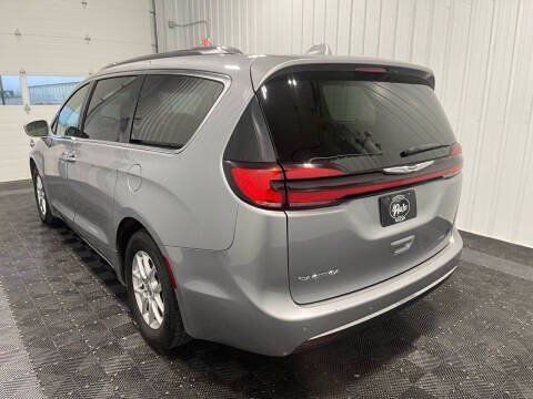 Used 2023 Chrysler Pacifica Touring-L FWD image 3