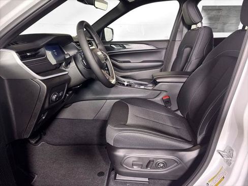 Certified 2025 Jeep Grand Cherokee Laredo w/ MOPAR Finishing Package AWD/4WD image 12