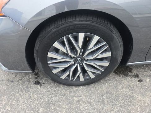Used 2024 Nissan Altima 2.5 SV FWD image 12