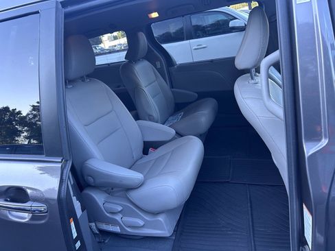Used 2019 Toyota Sienna XLE w/ XLE Navigation Package AWD/4WD image 12
