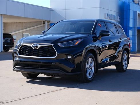 Used 2024 Toyota Highlander LE image 8