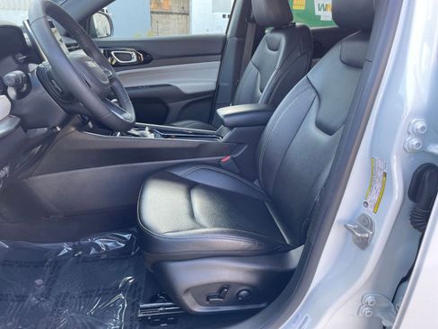 Used 2025 Jeep Compass Limited image 27