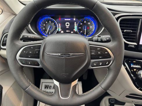 Used 2024 Chrysler Pacifica Touring-L image 13