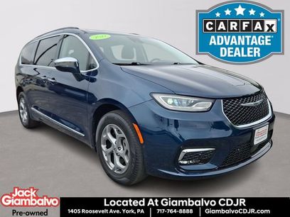 Used 2022 Chrysler Pacifica Limited w/ Uconnect Theater Family Group