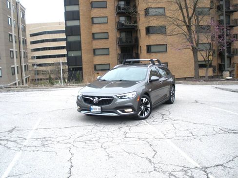 Used 2019 Buick Regal Essence w/ Driver Confidence Package I AWD/4WD image 18