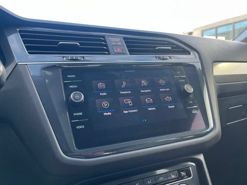 Used 2021 Volkswagen Tiguan SE w/ Panoramic Sunroof Package FWD image 22