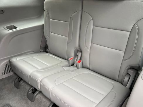 Used 2023 GMC Acadia SLT w/ Technology Package image 16