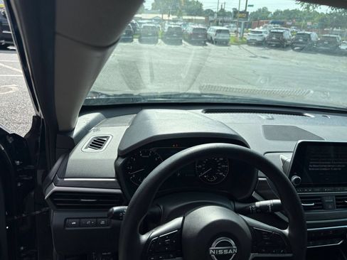 Used 2025 Nissan Altima 2.5 SV FWD image 30