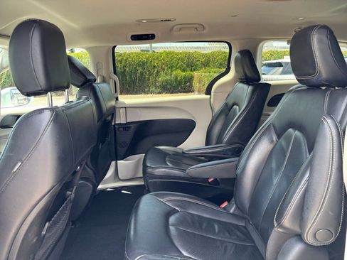 Used 2022 Chrysler Pacifica Touring-L FWD image 28