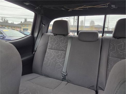 Used 2018 Toyota Tacoma TRD Off-Road w/ Technology Package image 25