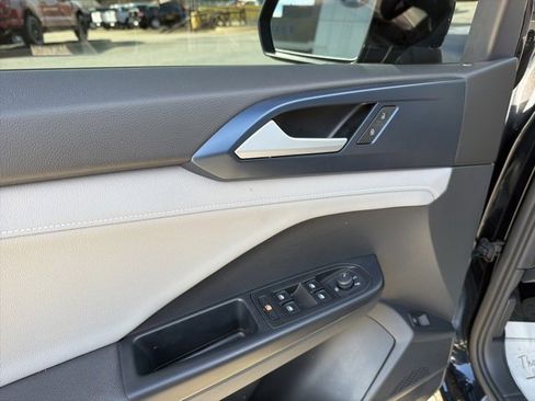 Used 2024 Volkswagen Taos SE w/ Panoramic Sunroof Package image 11