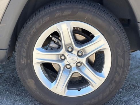 Used 2024 Jeep Compass Latitude AWD/4WD image 3
