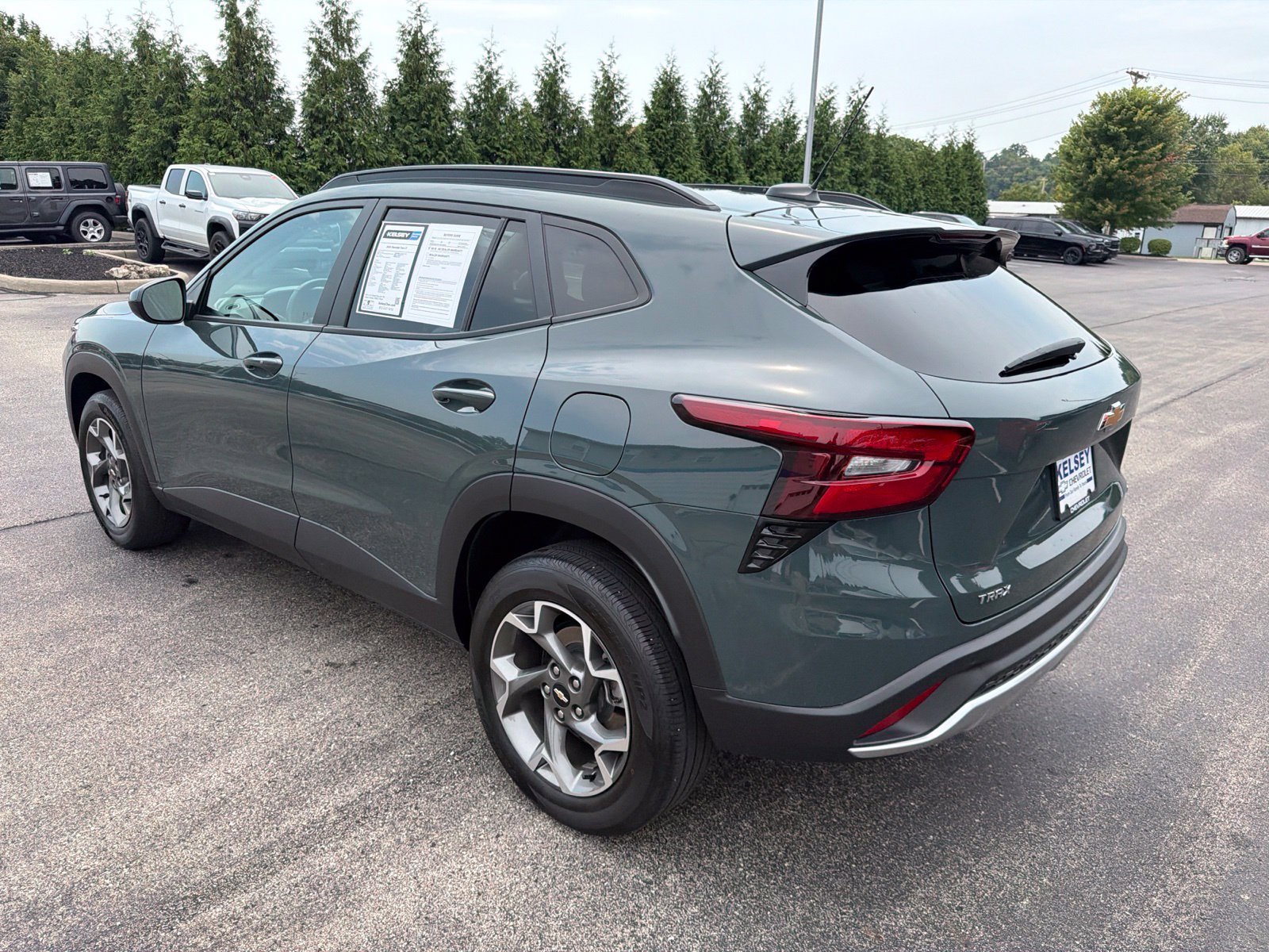 Used 2025 Chevrolet Trax LT w/ Driver Confidence Package FWD image 3