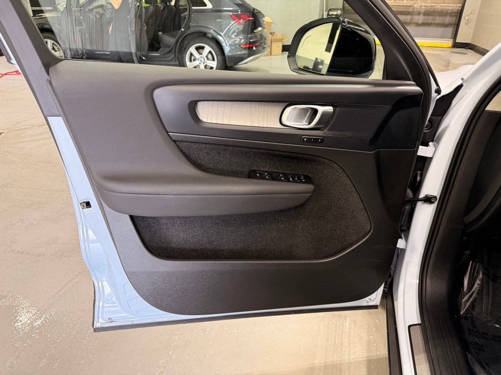 Used 2026 Volvo XC40 B5 Plus AWD/4WD image 10