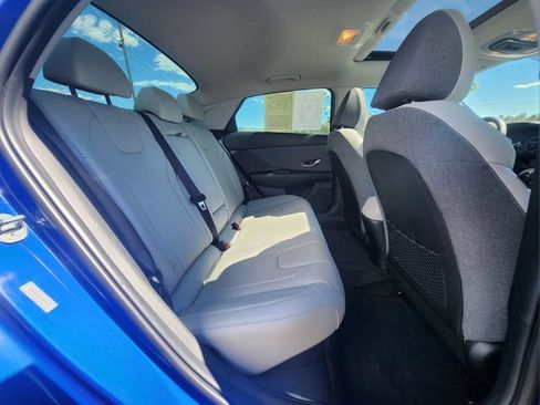 Used 2022 Hyundai Elantra Limited image 12