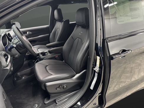 New 2026 Chrysler Pacifica Select AWD/4WD image 4