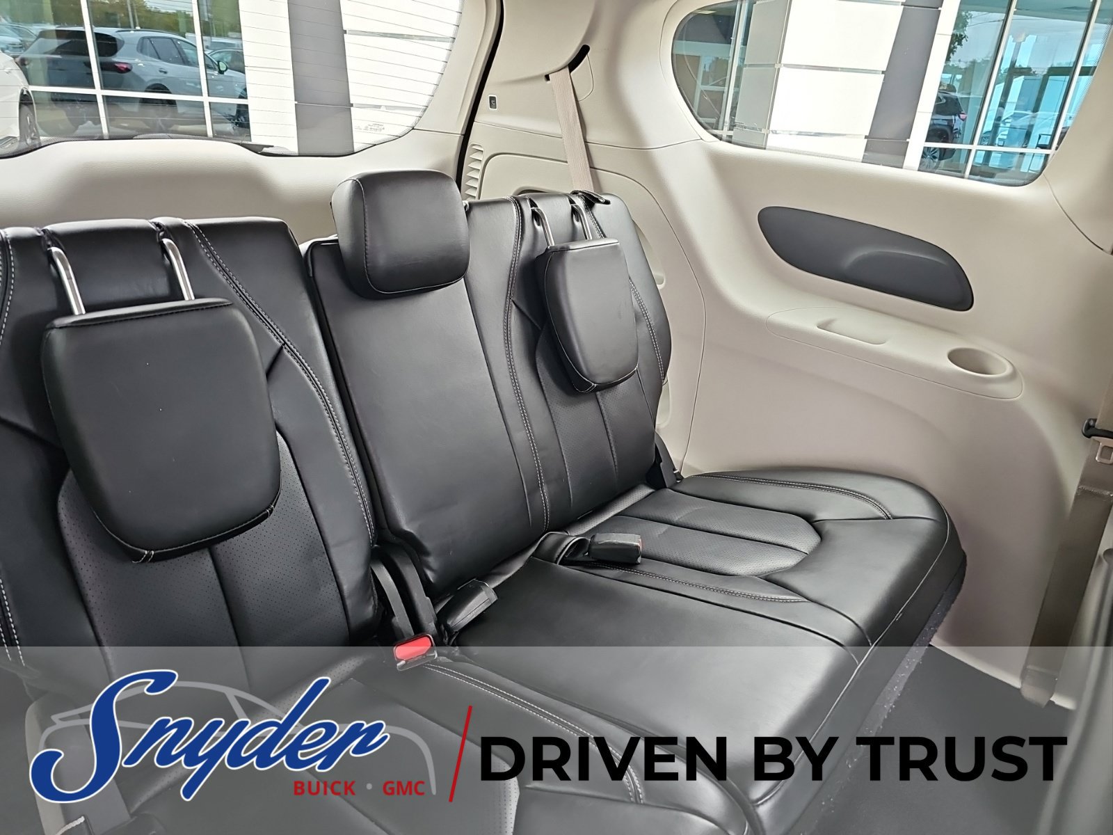 Used 2023 Chrysler Pacifica Touring-L FWD image 9
