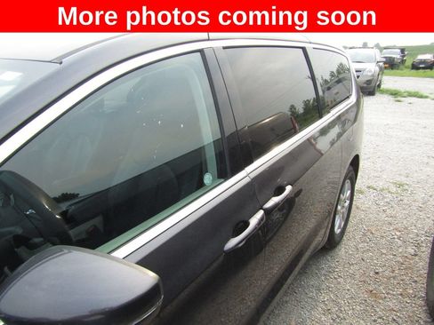 Used 2023 Chrysler Pacifica Touring-L FWD image 2