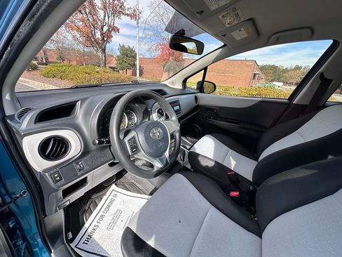 Used 2014 Toyota Yaris L image 11