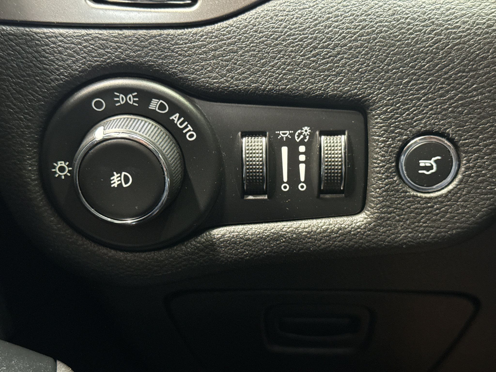 Used 2019 Jeep Cherokee Limited w/ Technology Group AWD/4WD image 33