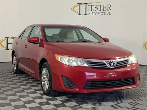 Used 2014 Toyota Camry SE image 2