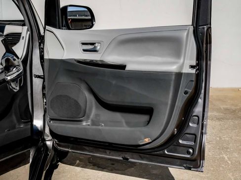 Used 2018 Toyota Sienna XLE image 48