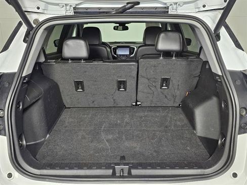 Used 2024 GMC Terrain SLT image 19