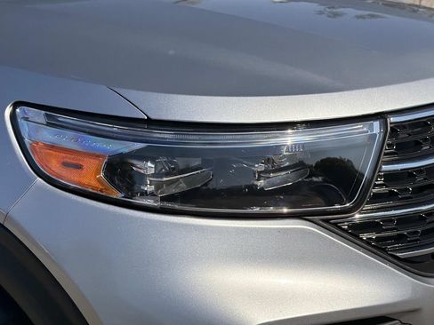 Used 2024 Ford Explorer XLT RWD image 4