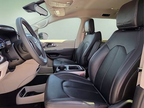 Used 2024 Chrysler Pacifica Touring-L FWD image 17
