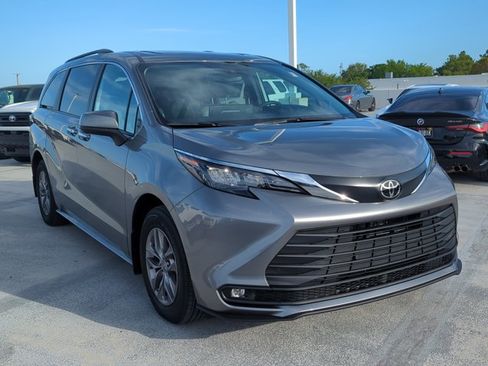 Used 2026 Toyota Sienna XLE image 3
