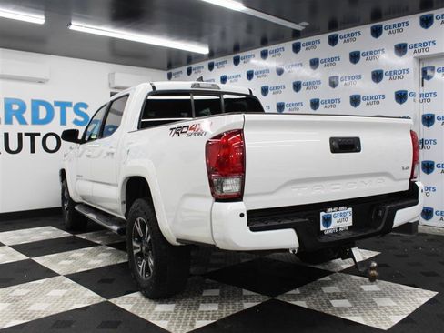Used 2016 Toyota Tacoma TRD Sport image 2