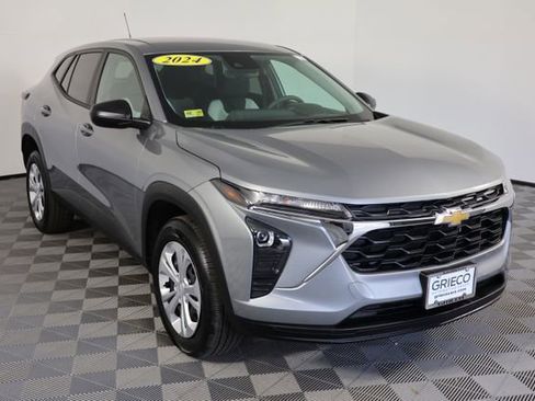 Used 2024 Chevrolet Trax LS w/ Driver Confidence Package image 1