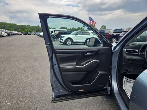 Used 2020 Toyota Highlander XLE AWD/4WD image 5