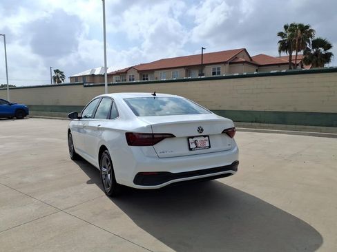 Used 2022 Volkswagen Jetta SE FWD image 3