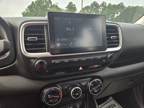 Used 2024 Hyundai Venue SE FWD image 14
